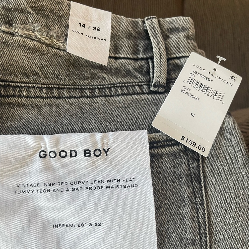 Brand new Good Boy jeans from Good American. Slit bottoms, super soft and cute!